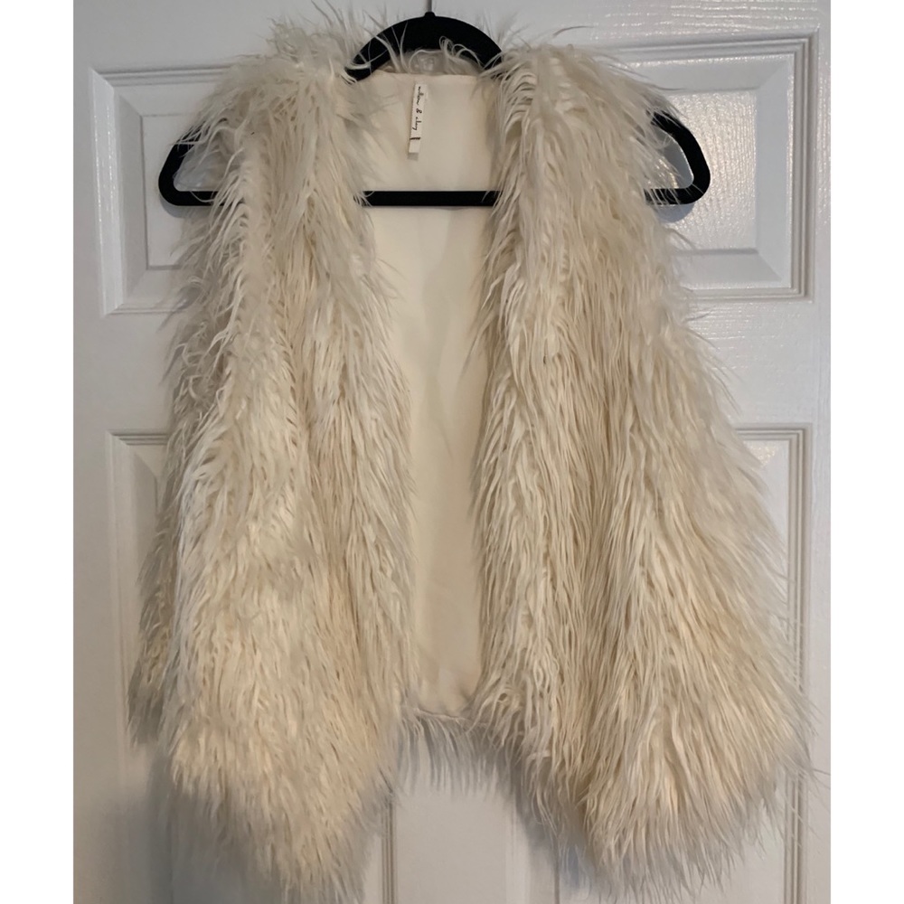 WILLOW AND CLAY cream shaggy faux fur vest